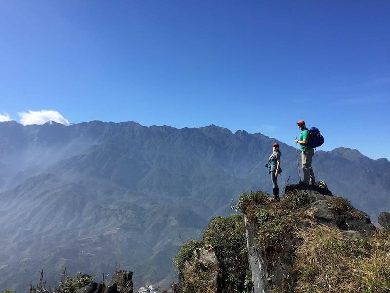 Twee wandelaars op een bergkam bij Sapa