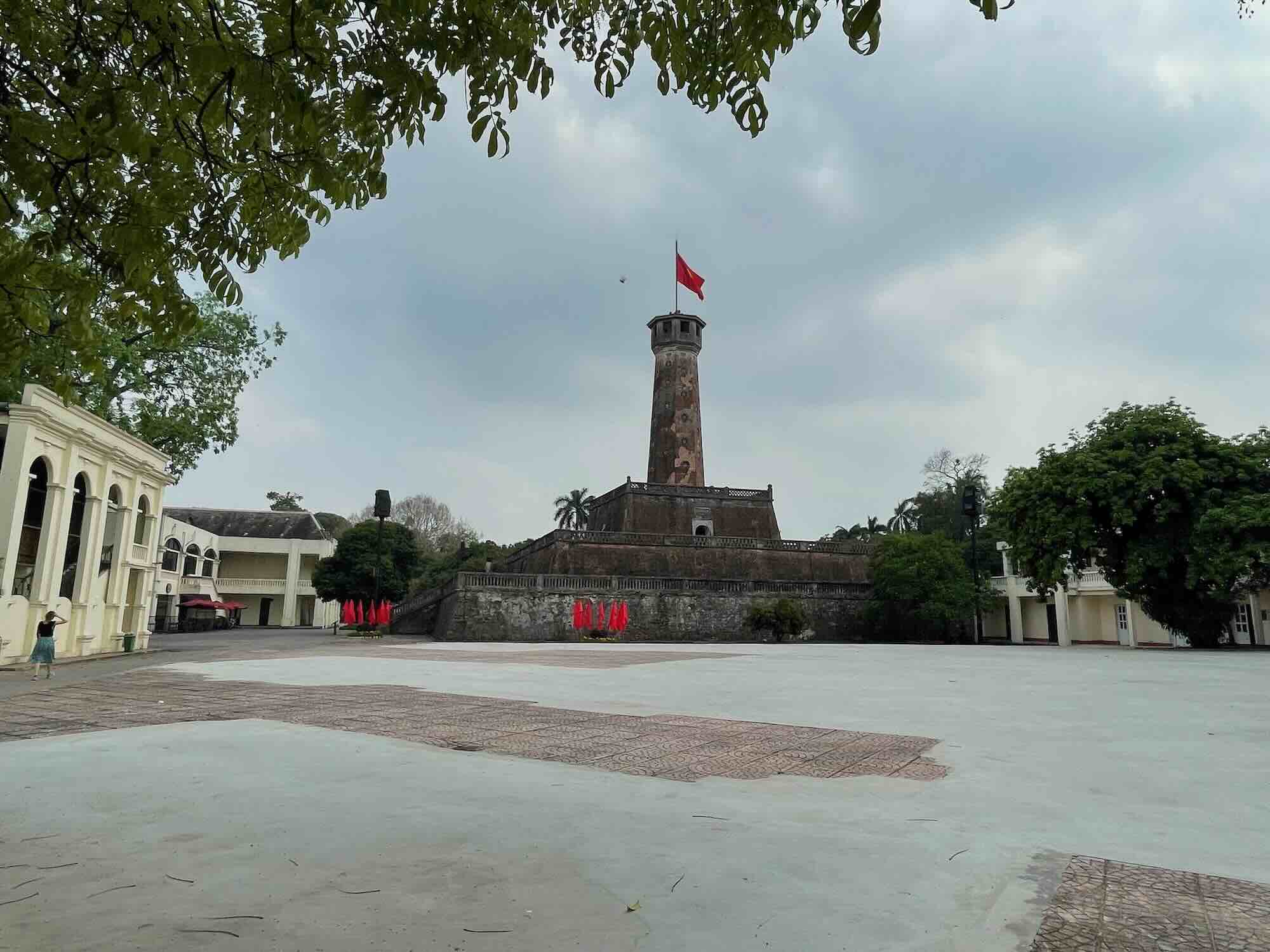 De vlaggentoren van de Thang Long Citadel in Hanoi